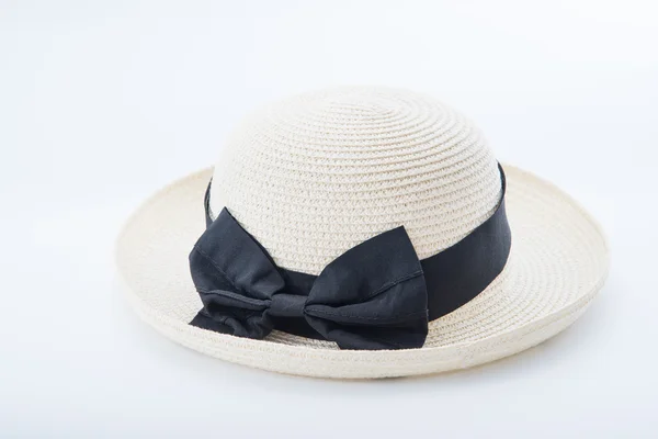Ženy klobouk na bílém pozadí, slámy a černá stuha. — Stock fotografie