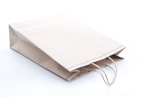 Papiereinkaufstasche auf weißem Hintergrund — Stockfoto