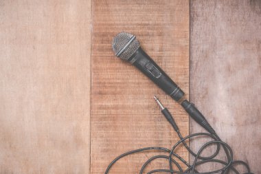 ahşap arka plan üzerinde kablo ile Grunge mikrofon