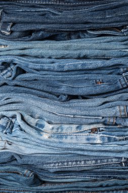 Doku yığını beyaz arka plan üzerinde kot pantolon