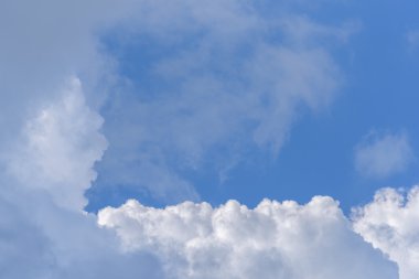 Bulutlu mavi gökyüzü