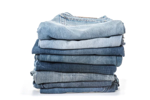 Stapel Jeans auf weißem Hintergrund — Stockfoto