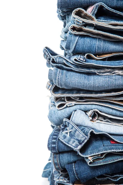 Pila di jeans su sfondo bianco — Foto Stock