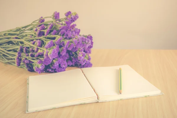 Handgjord bok med penna och Statice blomma på träbord — Stockfoto