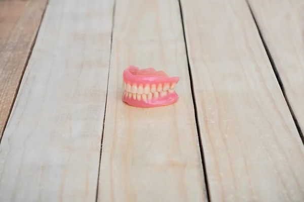 Dentiers sur table en bois — Photo