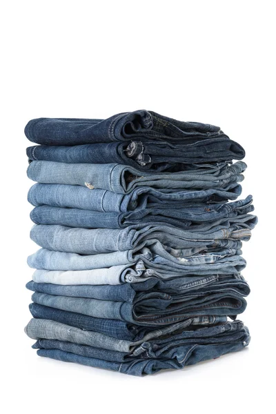 Stapel Jeans auf weißem Hintergrund lizenzfreie Stockbilder