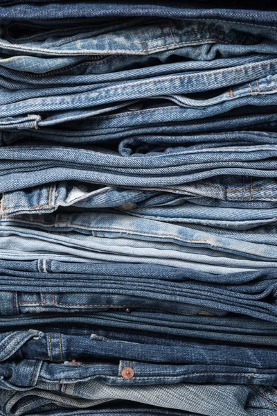 Jeans byxor stack närbild — Stockfoto