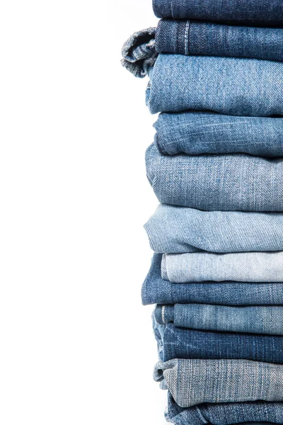 Stapel van jeans op witte achtergrond — Stockfoto