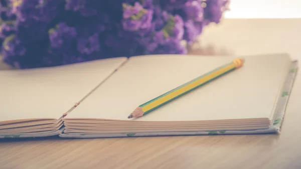 Libro fatto a mano con matita e fiore di Statice su tavola di legno — Foto Stock
