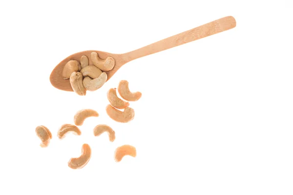 Nueces de anacardo tostadas en cuchara de madera con fondo blanco — Foto de Stock