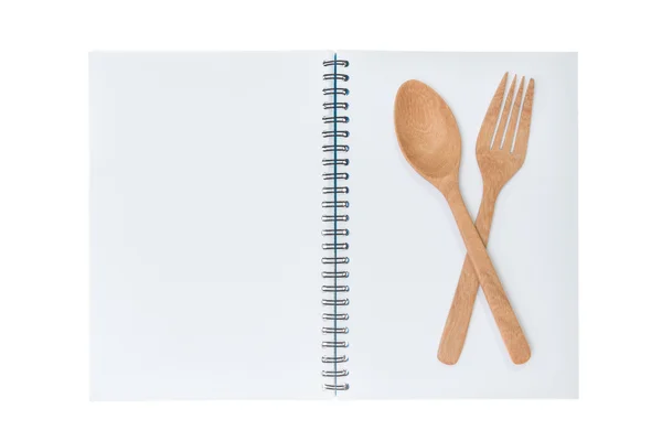 Taccuino bianco per ricetta con cucchiaio e forchetta in legno — Foto Stock