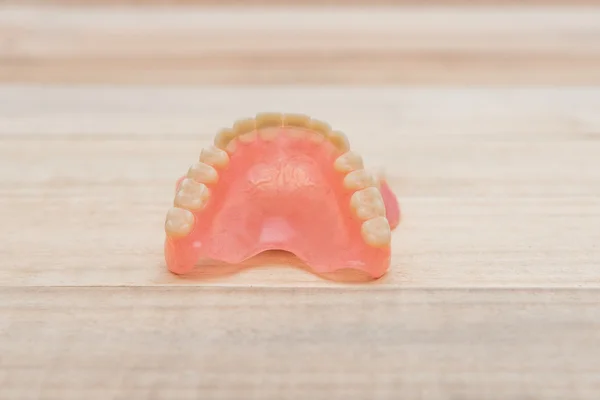 Gros plan Dentiers sur table en bois — Photo