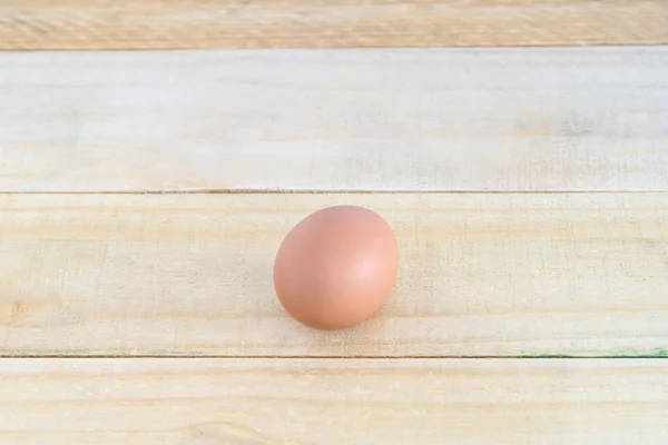 Ägg på träbord bakgrund — Stockfoto