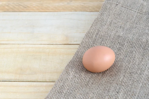 Ägg på träbord bakgrund — Stockfoto