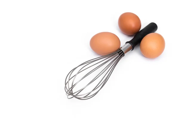 Ägg och eggbeater på vit bakgrund — Stockfoto