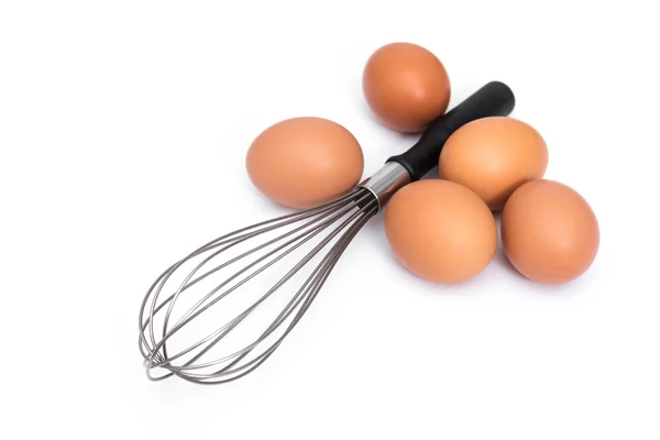 Ägg och eggbeater på vit bakgrund — Stockfoto