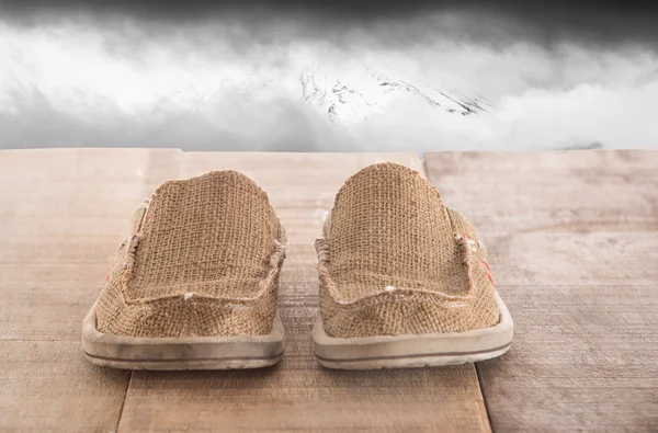 Turnschuhe auf hölzernen mit dem mt.fuji und bewölkten Himmel — Stockfoto