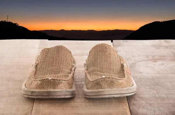 Turnschuhe aus Holz mit Bergblick und wolkenverhangenem Himmel — Stockfoto