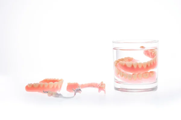 Зубы в стакане воды — стоковое фото
