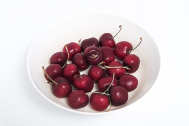 Beyaz arka plan üzerinde izole tatlı taze kiraz