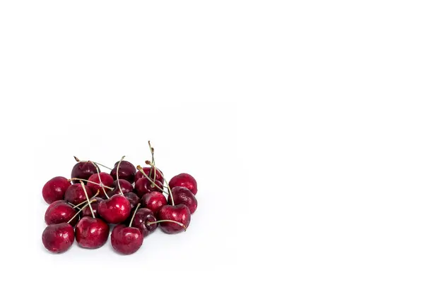 Cereza dulce fresca aislada sobre fondo blanco — Foto de Stock