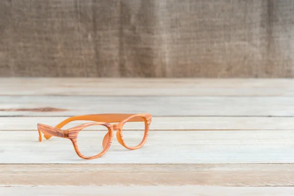 Brille auf Holztisch — Stockfoto