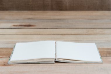 ahşap masa boş sayfaları ile kitap açık