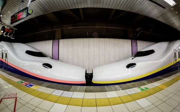 日本东京-4月15日: 新干线在上野站亲吻, 日本 — 图库照片