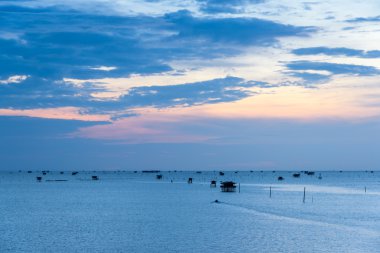 Gündoğumu zaman, tekne ve Tay dili balıkçı köyü Bangtaboon Pet