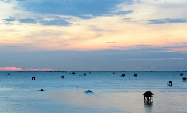 Sunrise-time, boot en Thaise vissersdorp in Bangtaboon Pet — Stockfoto