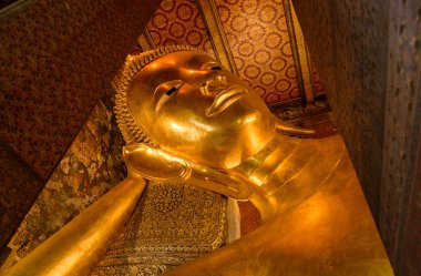 Buda 'nın altın heykeline yaslanarak. Wat Pho, Bangkok, Tayland