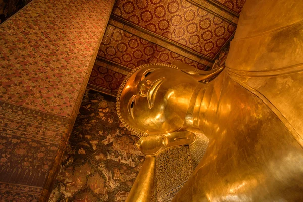 Buda 'nın altın heykeline yaslanarak. Wat Pho, Bangkok, Tayland — Stok fotoğraf