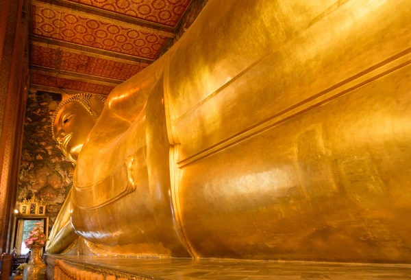Buda 'nın altın heykeline yaslanarak. Wat Pho, Bangkok, Tayland — Stok fotoğraf