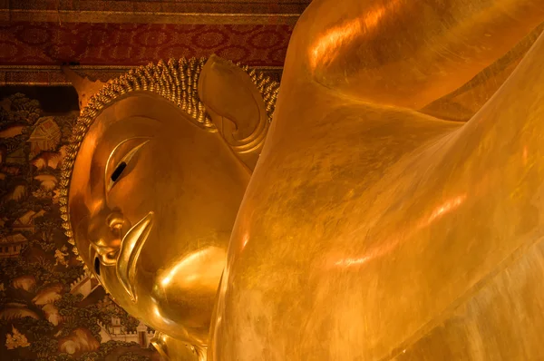 Altın yatan Buda heykeli kadar kapatın. Wat Pho, Bangkok, Thailan — Stok fotoğraf