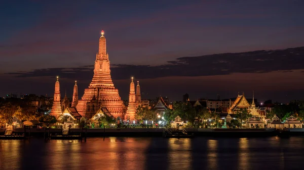 Wat arun Tempel bei Sonnenuntergang in Bangkok Thailand . — Stockfoto