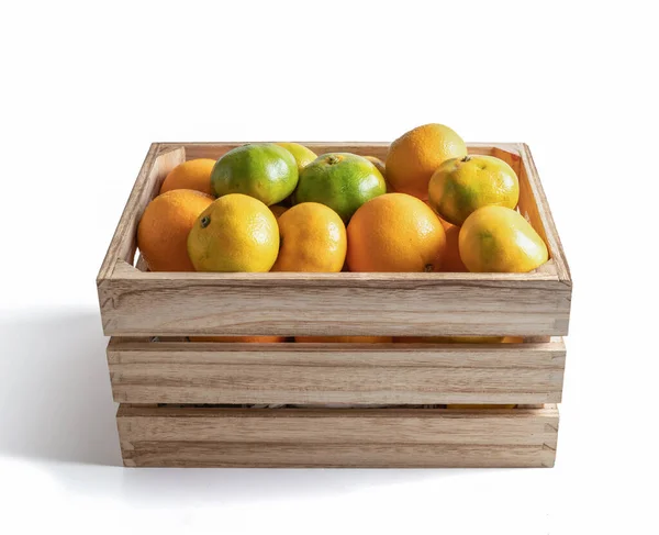 Caja Madera Con Mandarinas Frescas Temporada Aisladas Del Fondo Blanco — Foto de Stock