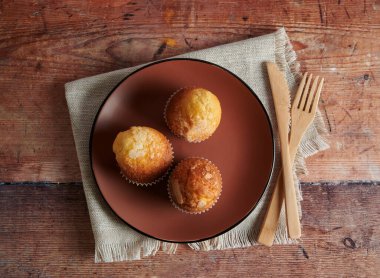 Yeni pişmiş ev yapımı kekler. Üst görünüm