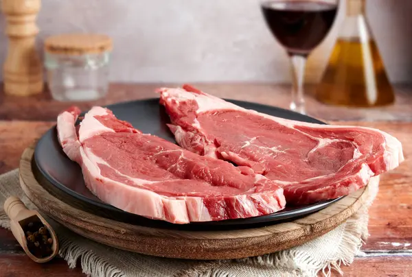 Dos Trozos Carne Fresca Filetes Res Crudos Especias Para Cocinar —  Fotos de Stock