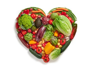 Çeşitli sebzelerden kalp şeklinde. Sağlıklı gıda konsepti. en üstteki görünüm