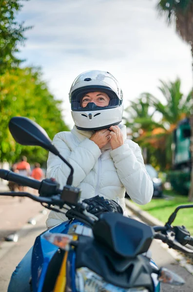 Motosikletli Kadın Kaskını Ayarlıyor Yolda Güvenlik Kavramı — Stok fotoğraf