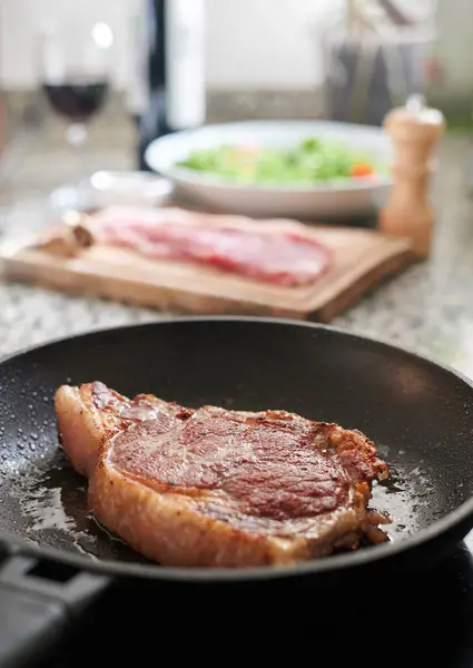 Bife Carne Para Ser Frito Uma Panela Quente — Fotografia de Stock