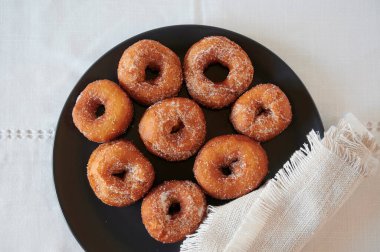 Tabakta yeni pişmiş ev yapımı çörekler.