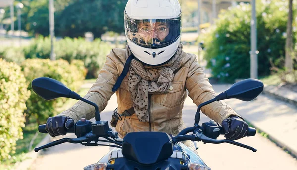 Glückliche Radfahrerin Mit Ihrem Motorrad Auf Den Straßen Einer Stadt — Stockfoto