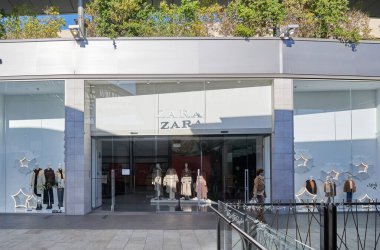 BARCELONA, SPAIN -22 / 11 / 2020 - Barcelona 'daki bir alışveriş merkezinde Zara mağazası. Zara en büyük uluslararası moda firmalarından biridir ve Inditex Grubu 'nun amiral gemisidir..