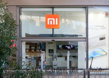 BARCELONA, SPAIN - 11 / 22 / 2020 - Bir alışveriş merkezinde bir MI dükkanı. MI veya Xiaomi akıllı telefon ve yapay zeka alanında önde gelen bir Çin teknoloji şirketidir..