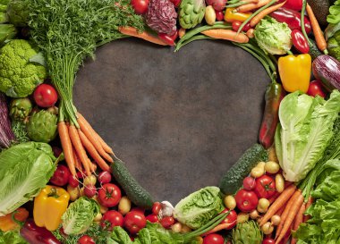 Kalp şeklinde fotokopi alanı olan taze sebzeler, sağlıklı gıda konsepti.