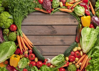 Kalp şeklinde fotokopi alanı olan taze sebzeler, sağlıklı gıda konsepti.