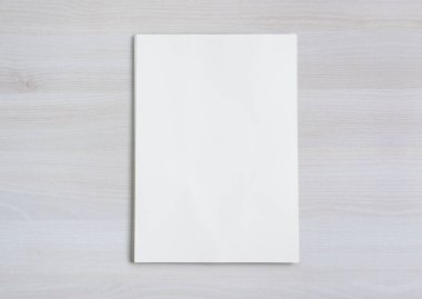 Tahta masadaki kağıt yaprak yığını. yüksek görünüm