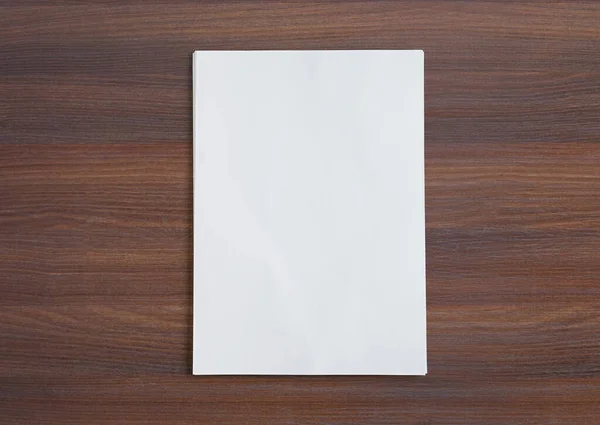 Stos Papierowych Listków Drewnianym Biurku Wysoki Widok — Zdjęcie stockowe