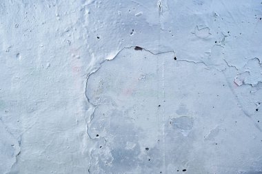 Duvar dokusu eski alçıdan, gümüş rengine boyanmış.